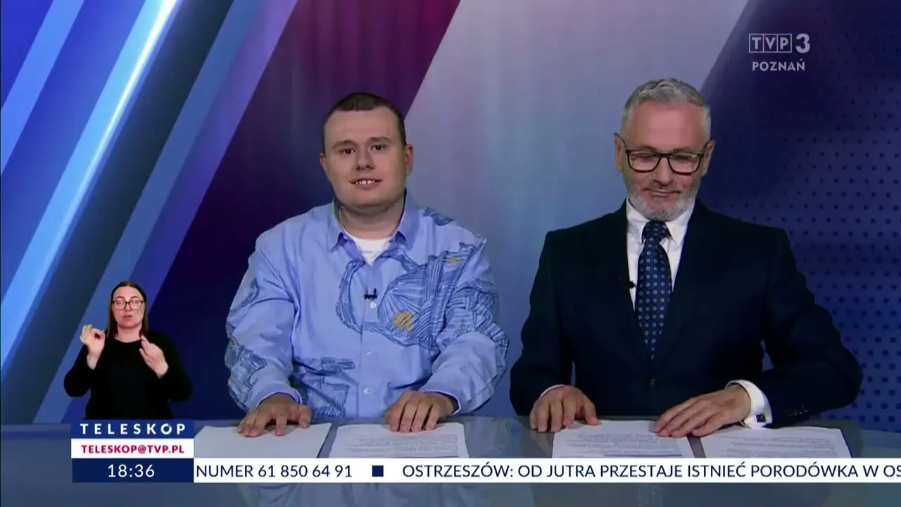 Marcin Jabłoński i red. Robert Chodyła przy stole prezenterskim „Teleskopu” TVP3 Poznań